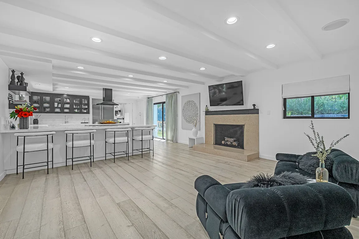 Building Photo - 2121 El Roble Ln