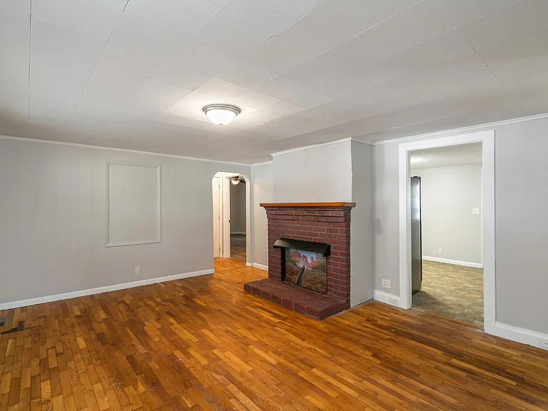 6006 Fayette Ln — Photo 3