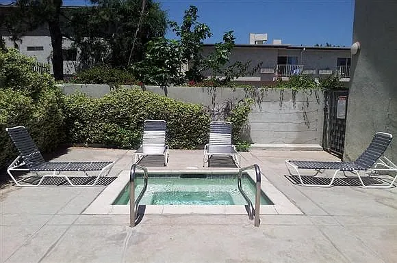 Oak Knoll Apartments — Photo 10