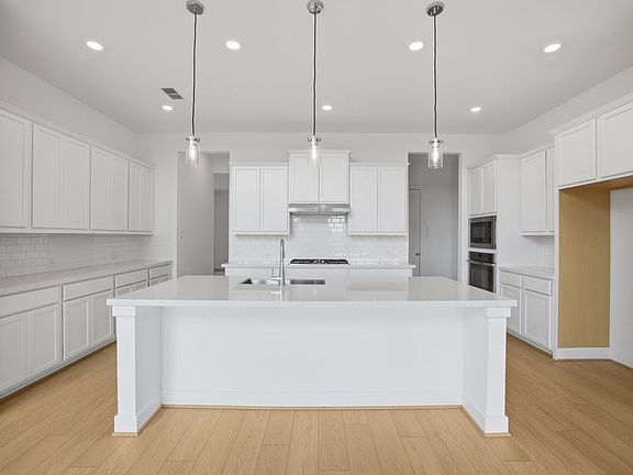 3rd image of 8910 Hampshire Oaks Dr