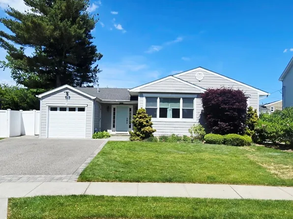 7 Eva Lane, Plainview, NY 11803