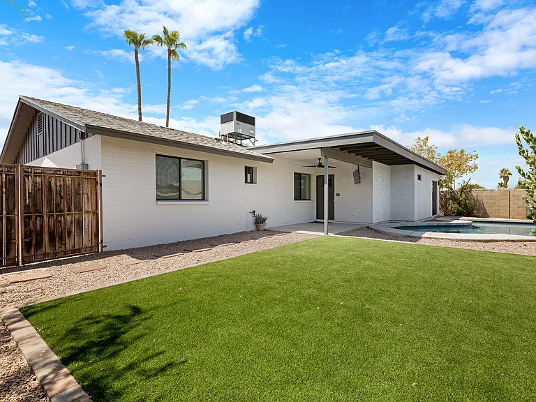 2500 E Hermosa Dr — Photo 2