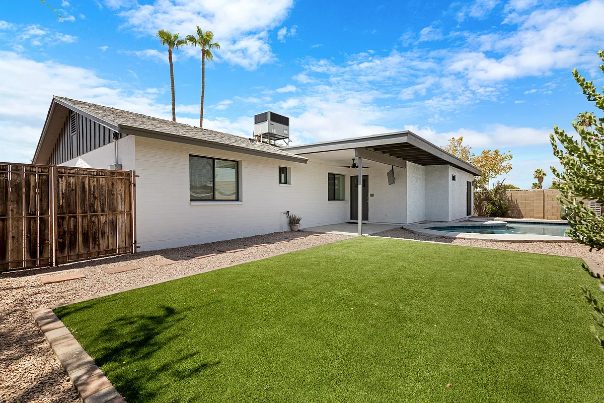 Building Photo - 2500 E Hermosa Dr