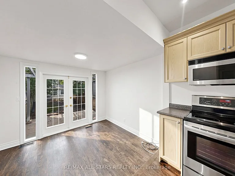 68 Macpherson Ave — Photo 10