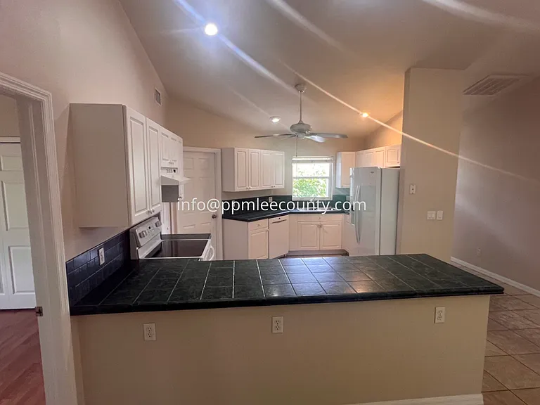 4618 SW 7th Pl — Photo 4