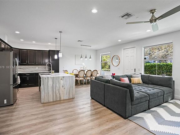 3rd image of 2913 Cascada Isle Way