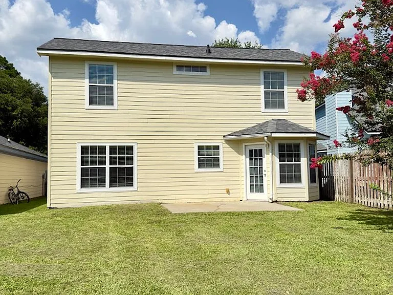 138 Hamilton Dr — Photo 16