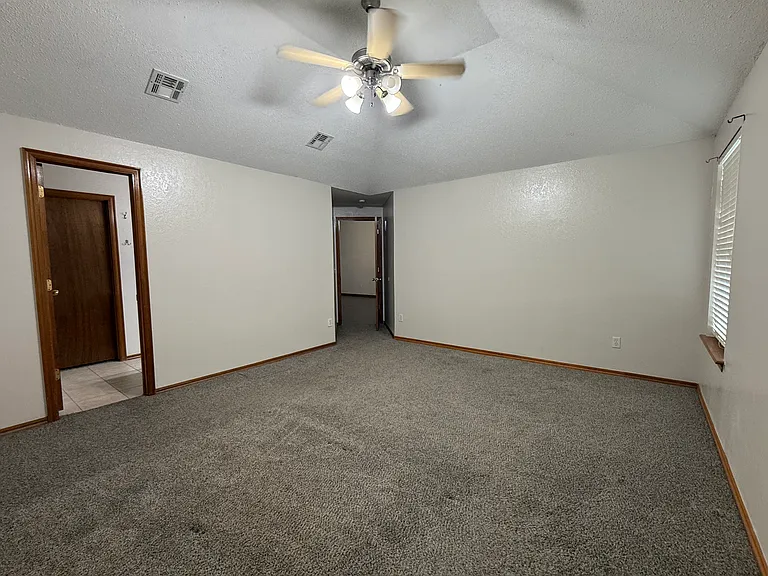 504 Eastridge Dr — Photo 6