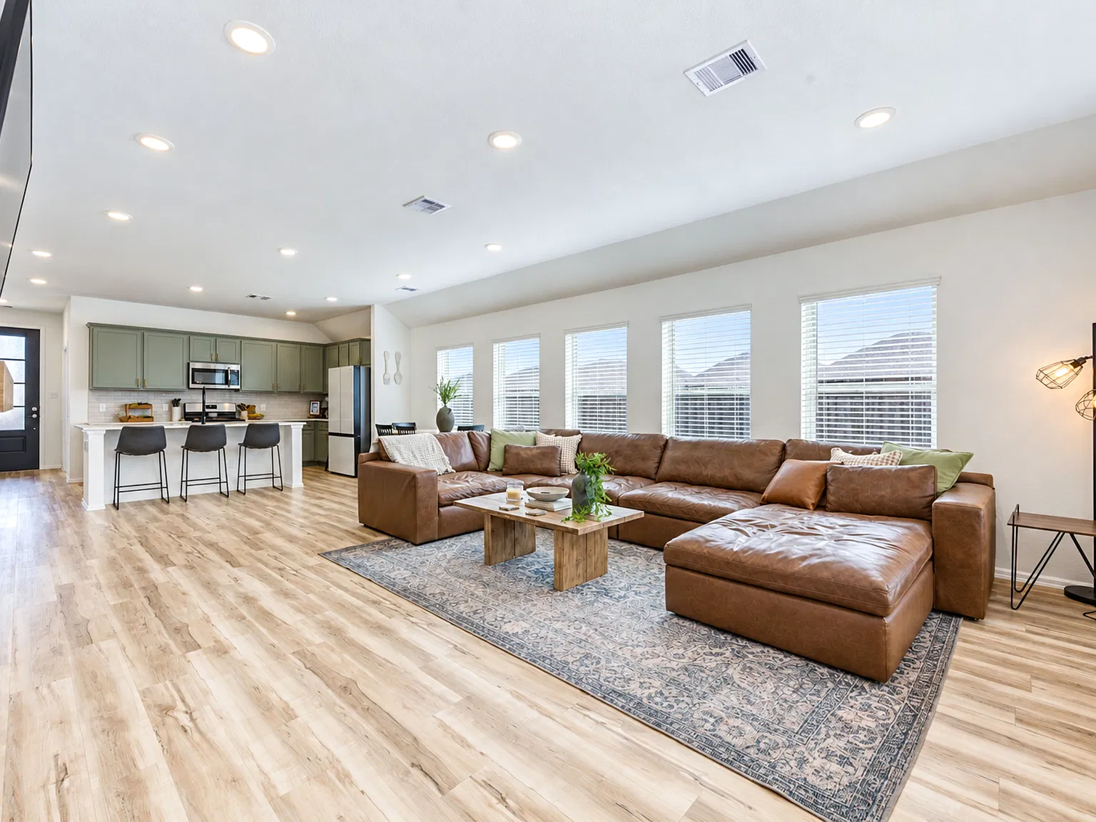 4 bed, 1956 sqft, $3,150 — Photo 4