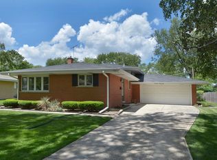 1422 E Small Ln, Mount Prospect, IL 60056