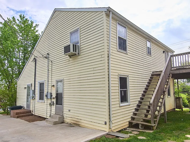 2415 N Hillcrest Dr #B — Photo 1
