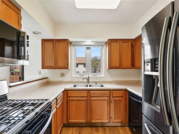 3rd image of 405 Howard St