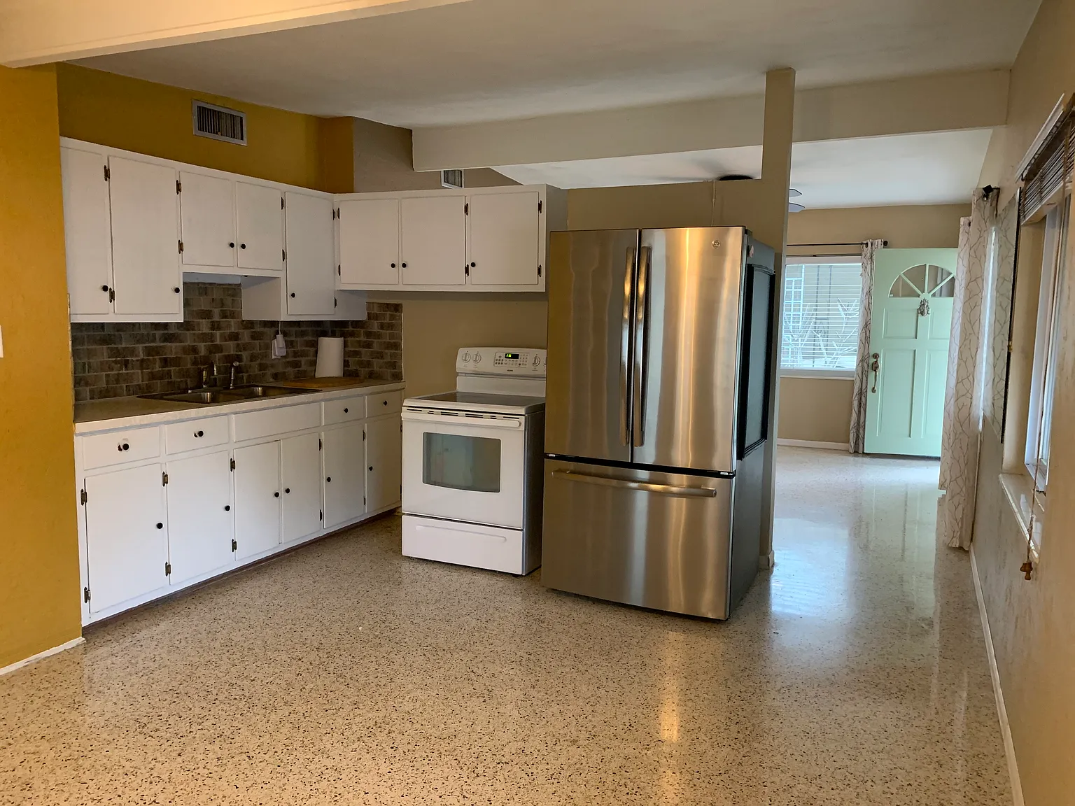 3 bed, 1571 sqft, $2,150 — Photo 2