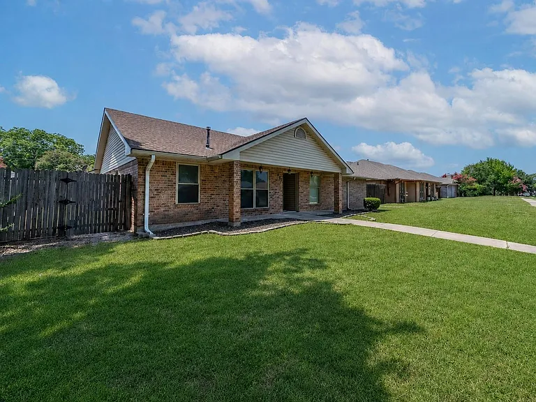 422 Woodhollow Dr — Photo 2