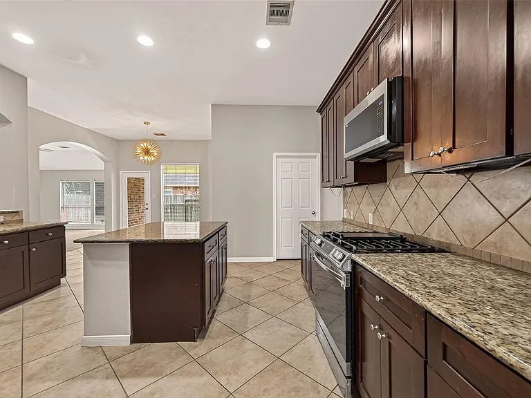 706 Silver Creek Cir — Photo 23