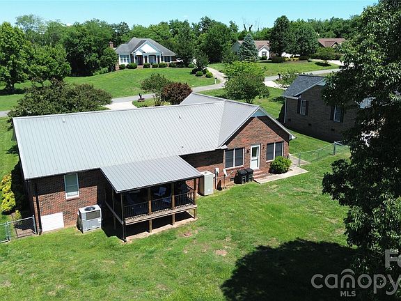 2nd image of 1323 Worthington Pl