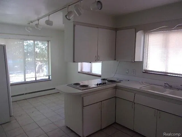 3 bed, 1.0 bath, 1100 sqft, $1,250 — Photo 3