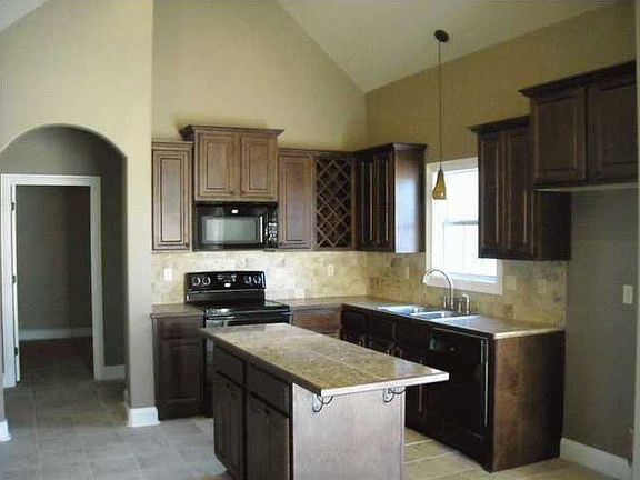3rd image of 111 Regal Oaks