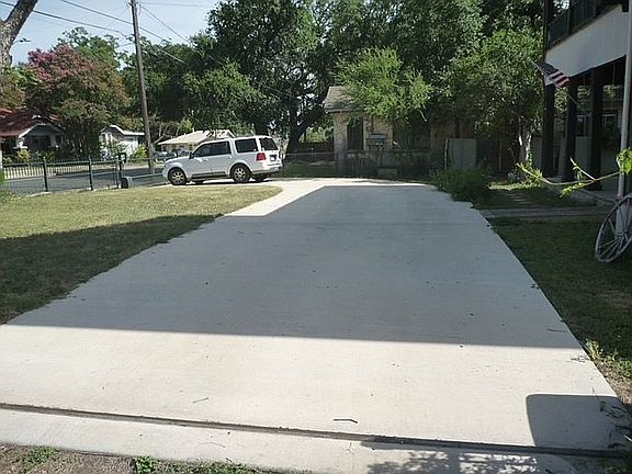 3rd image of 1003 S New Braunfels Ave