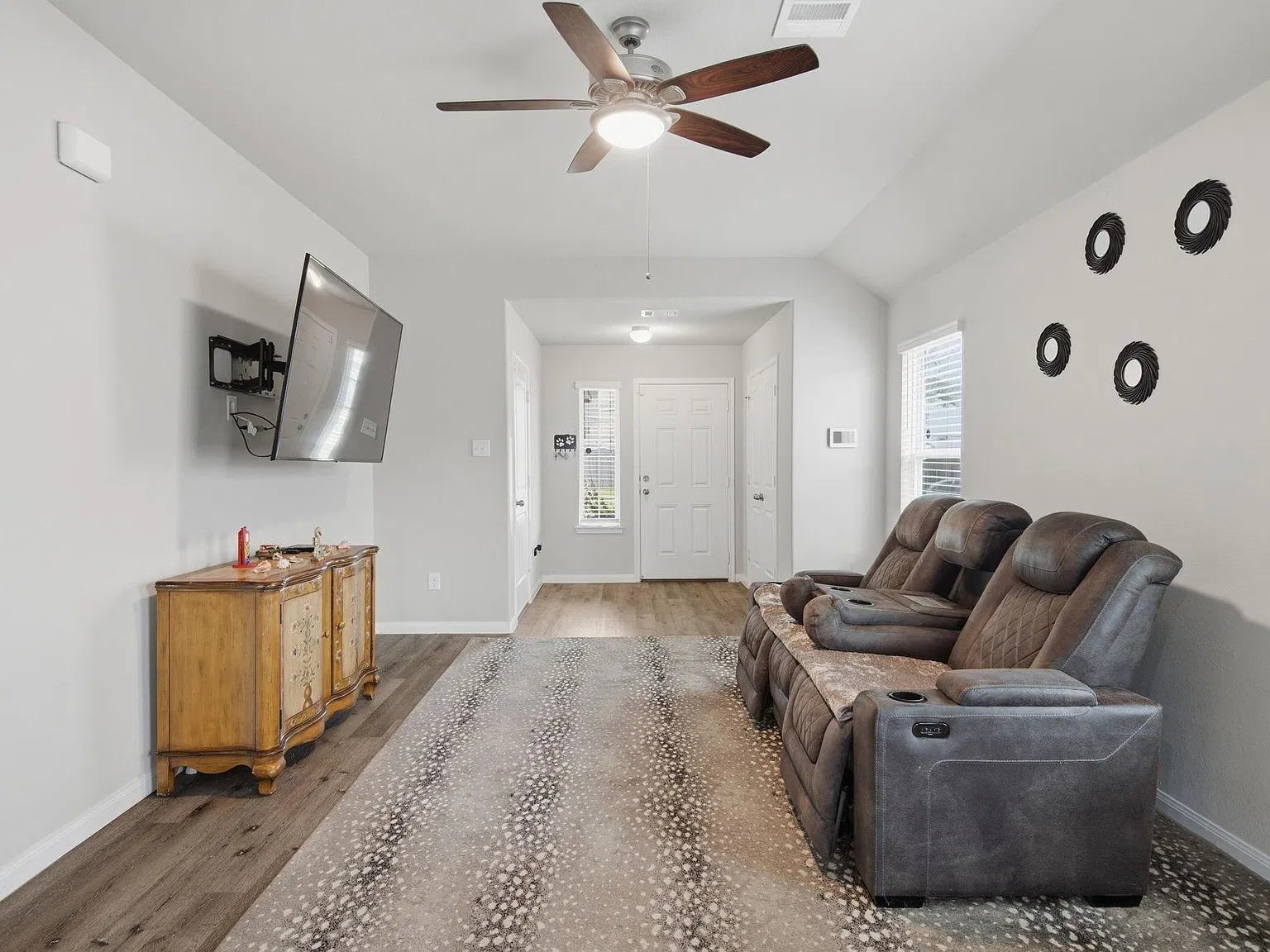 3 bed, 2.0 bath, 1354 sqft, $2,100 — Photo 3