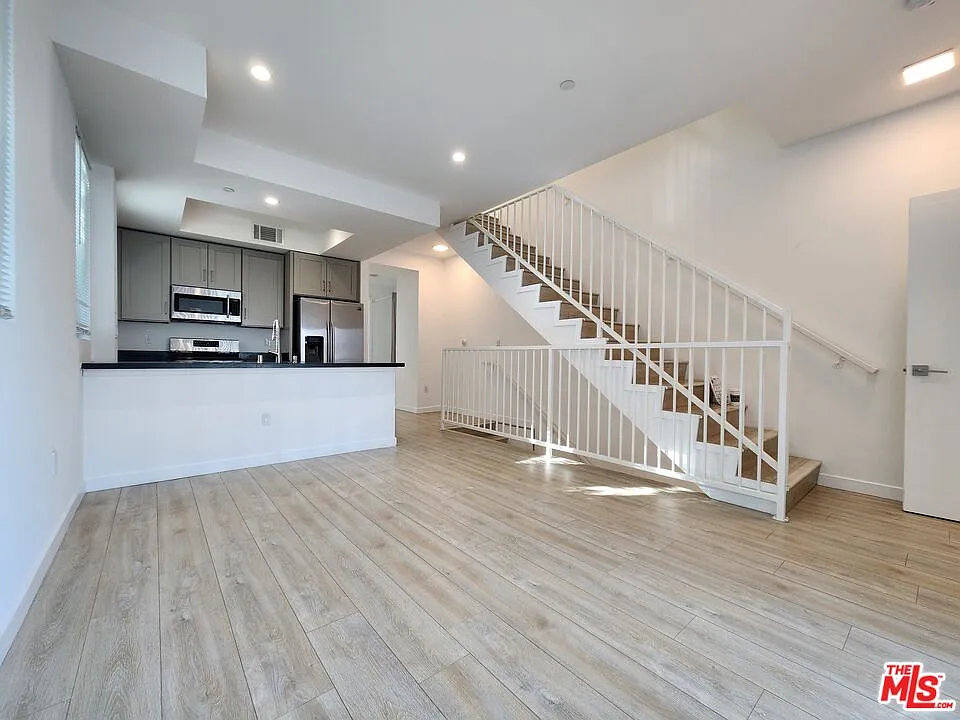 3 bed, 3.0 bath, 5676 sqft, $3,800 — Photo 2