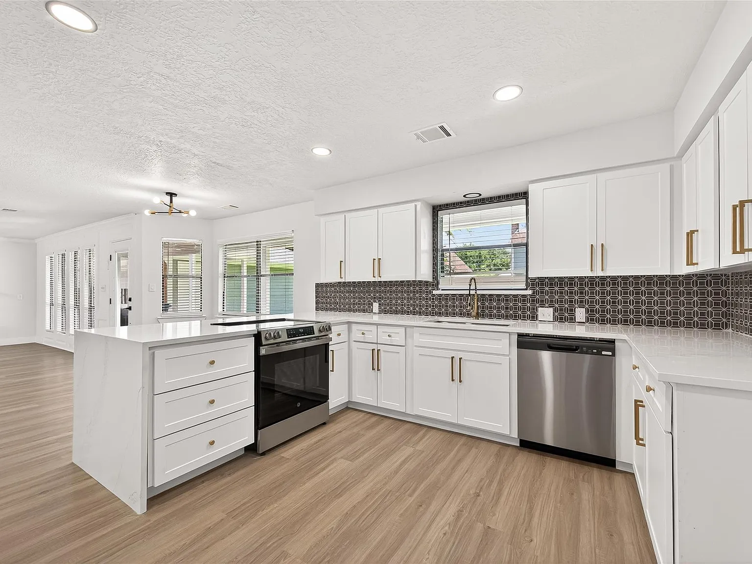 4 bed, 2.5 bath, 2847 sqft, $2,550 — Photo 1