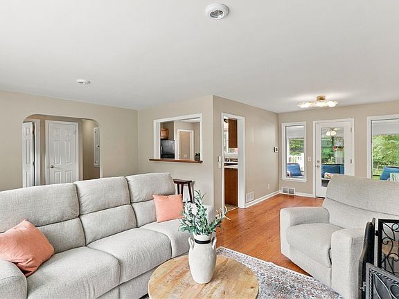 5th image of 103 Brook Rd