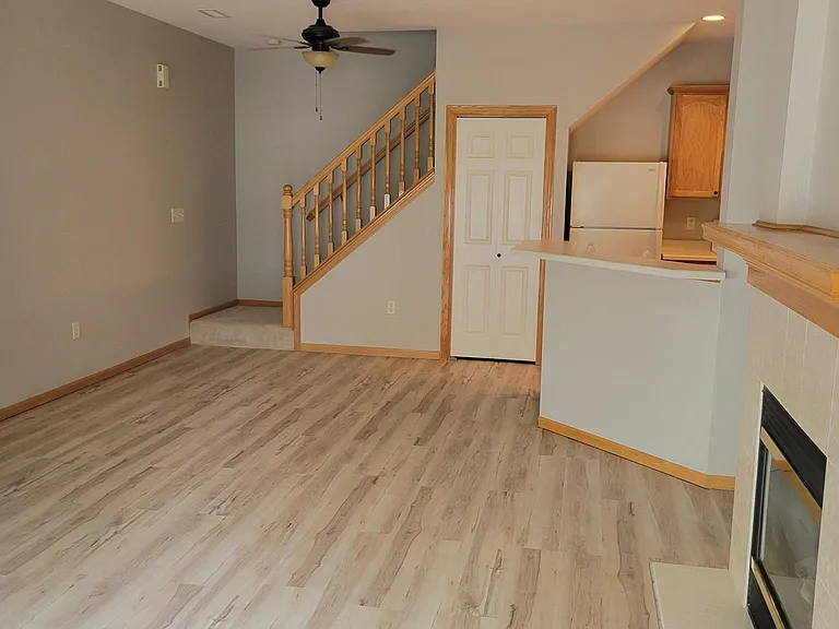 1003 NE Greenview Dr — Photo 2