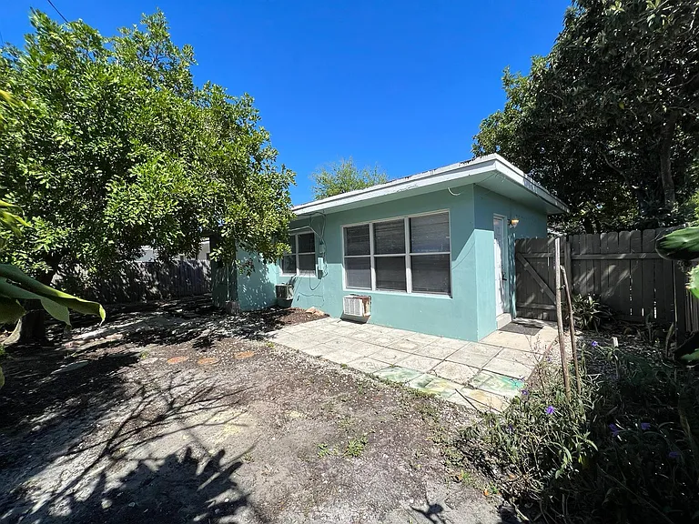 631 NE 8th Ave — Photo 14