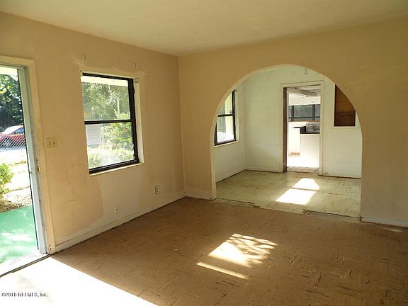 3rd image of 2642 Lowell Ave