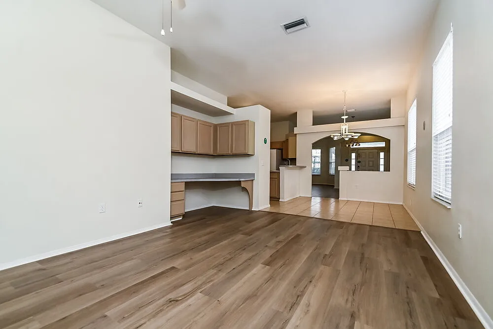 3 bed, 2.0 bath, 1939 sqft, $2,320 — Photo 3