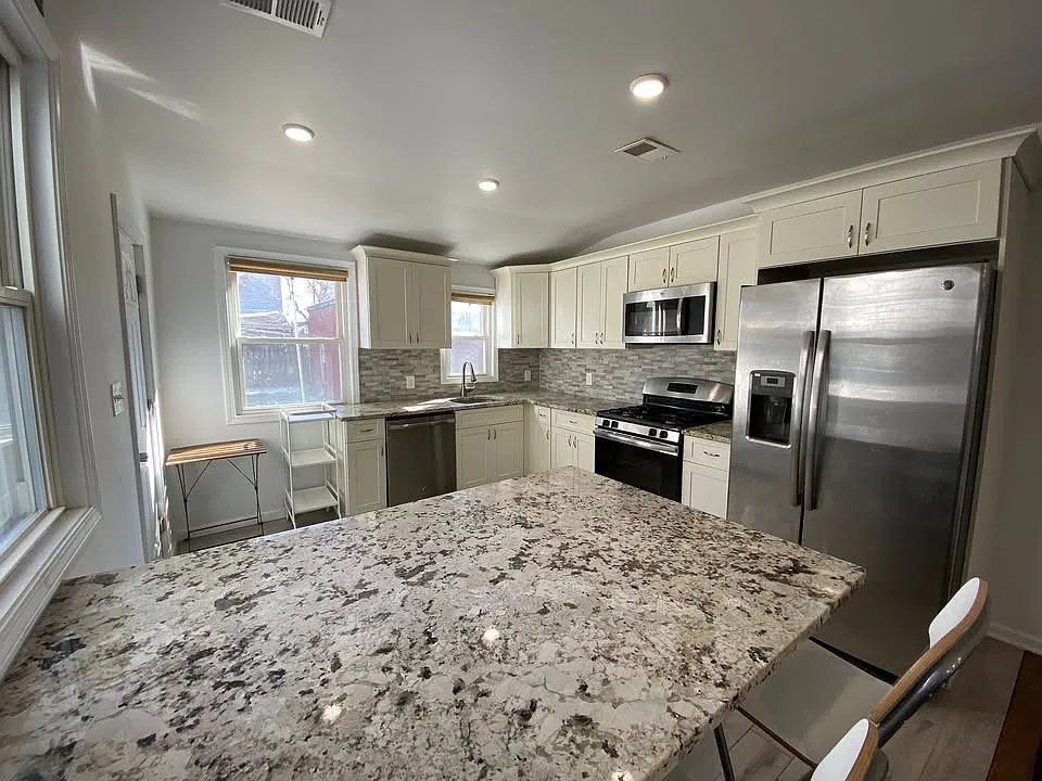 3 bed, 1.5 bath, 1086 sqft, $2,900 — Photo 3
