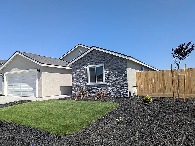 7162 W Wren Ave — Photo 2