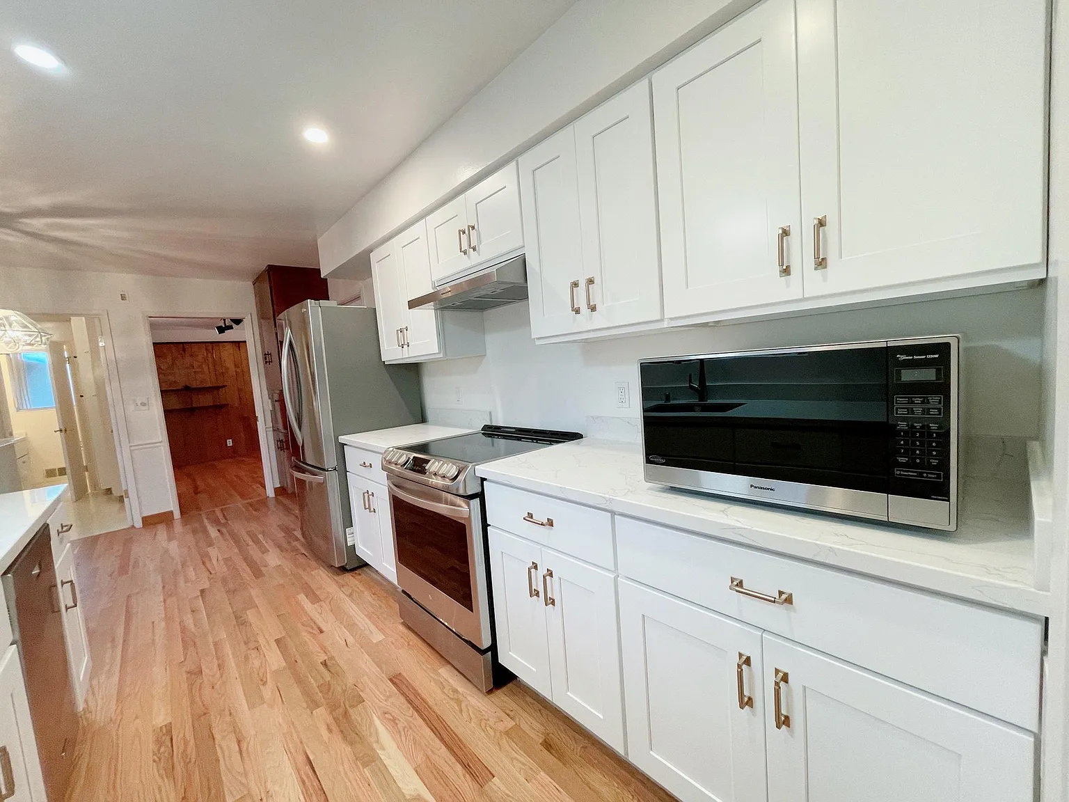 4 bed, 2.5 bath, 2065 sqft, $8,200 — Photo 3