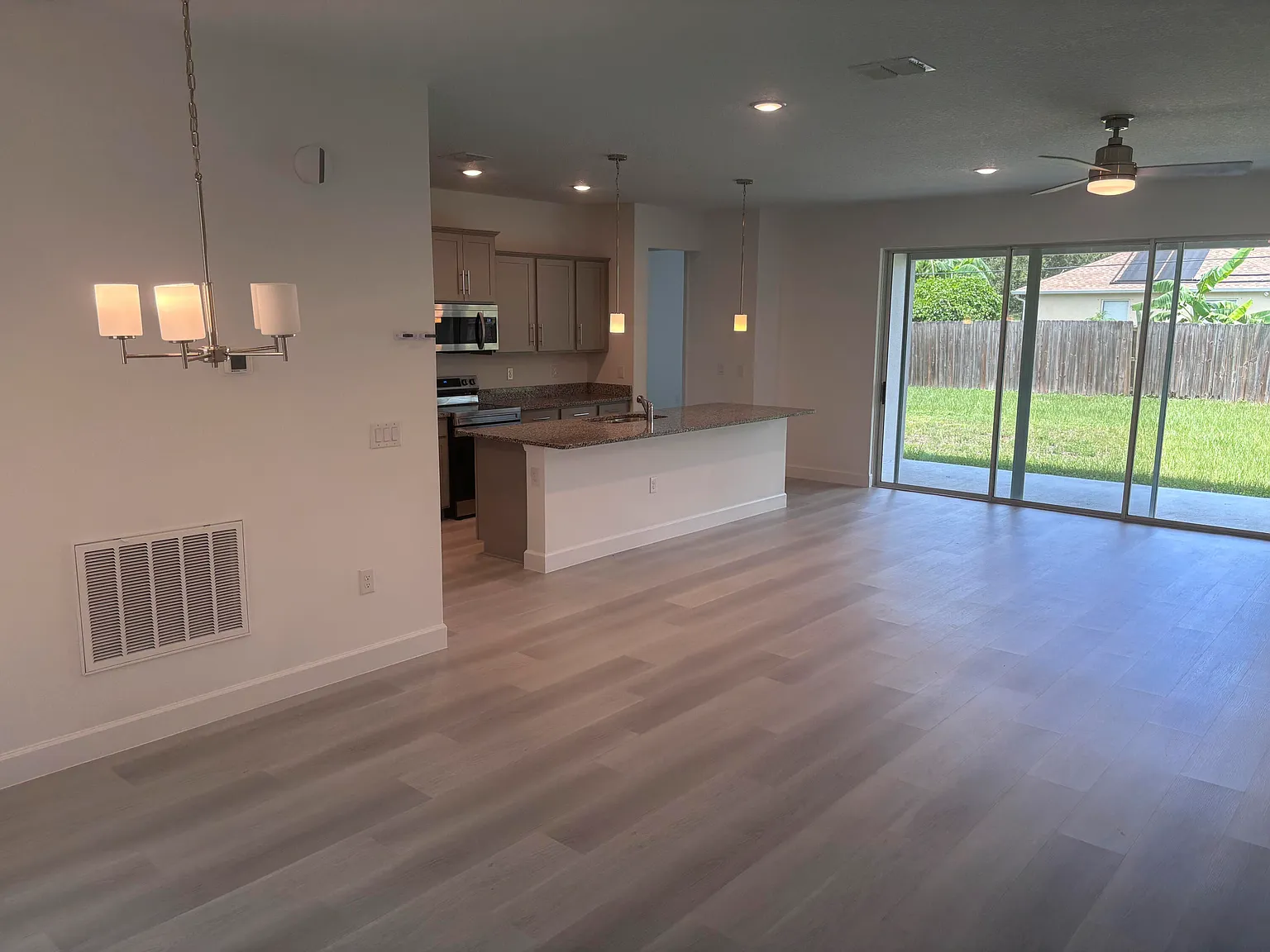 3 bed, 2.0 bath, 1747 sqft, $2,200 — Photo 4