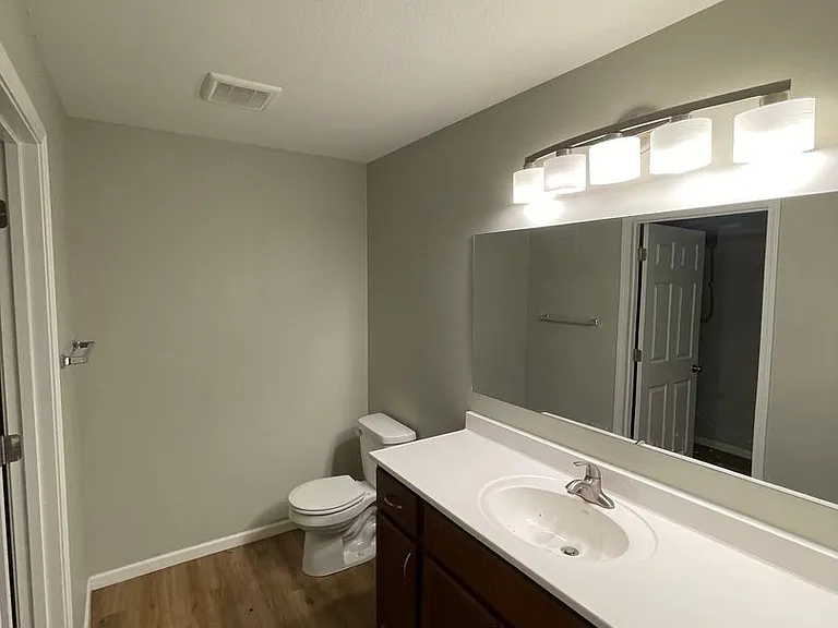 202 Tyler St — Photo 5