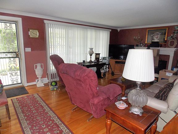 5th image of 8911 Thompson Ln