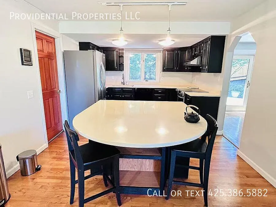 4 bed, 2.5 bath, 1800 sqft, $4,200 — Photo 4