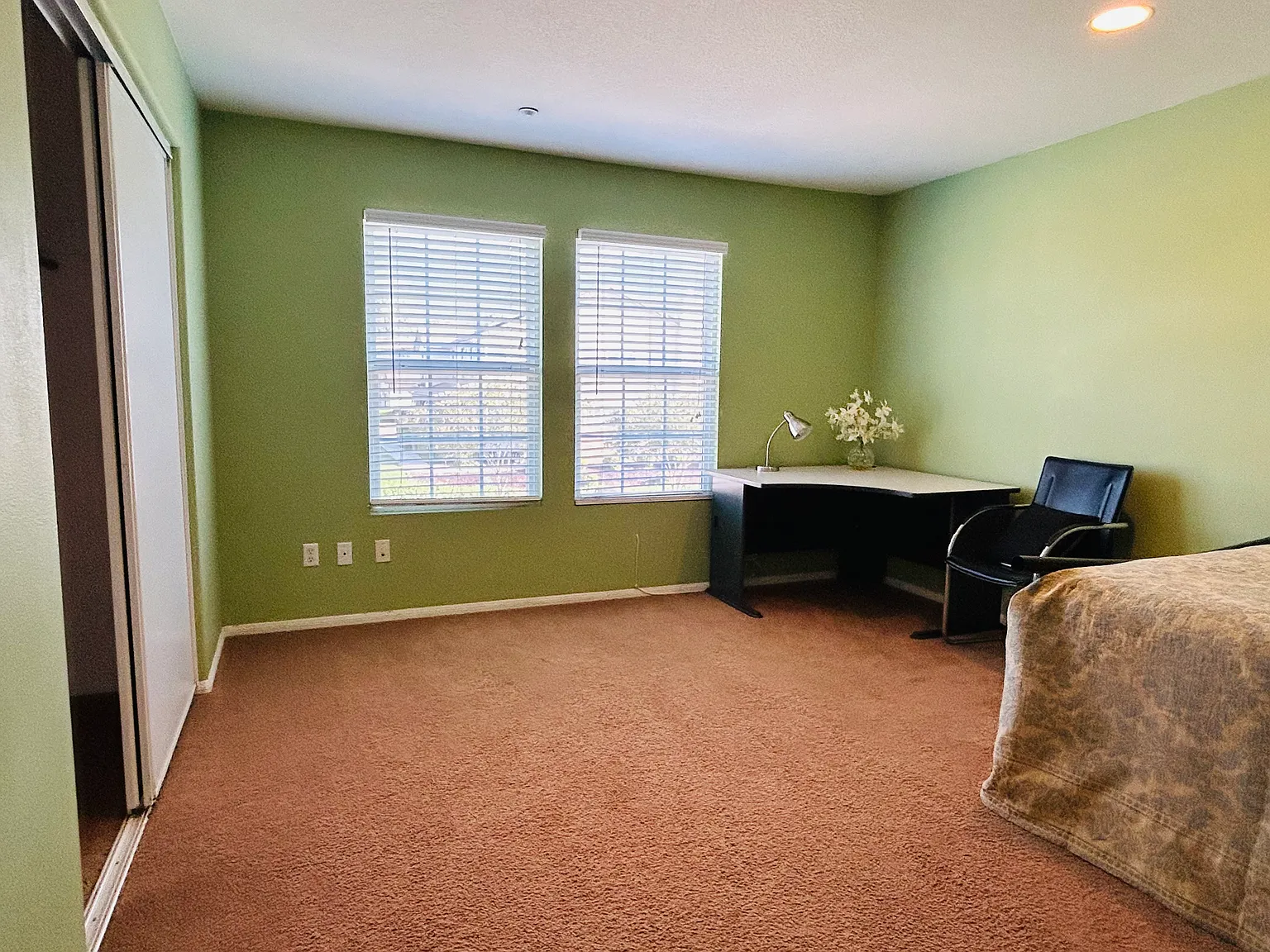 6 bed, 3900 sqft, $880 — Photo 3