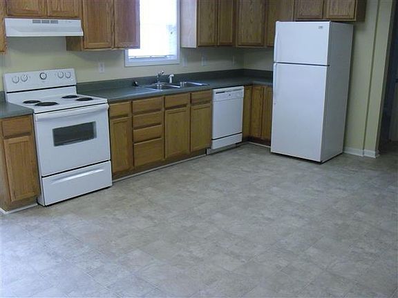 3rd image of 130 Lincoln Dr #B