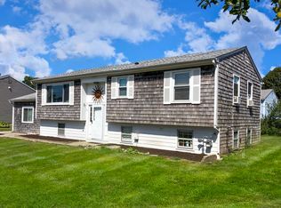 11 Manor Dr, Narragansett, RI 02882