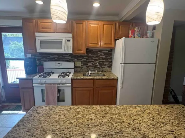 11 W Green St #1, Easthampton, MA 01027
