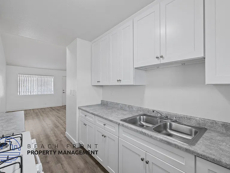 1375 Temple Ave — Photo 1