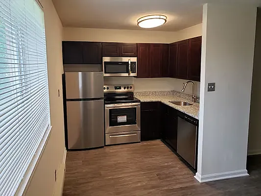 Jefferson Villa Apartments — Photo 2