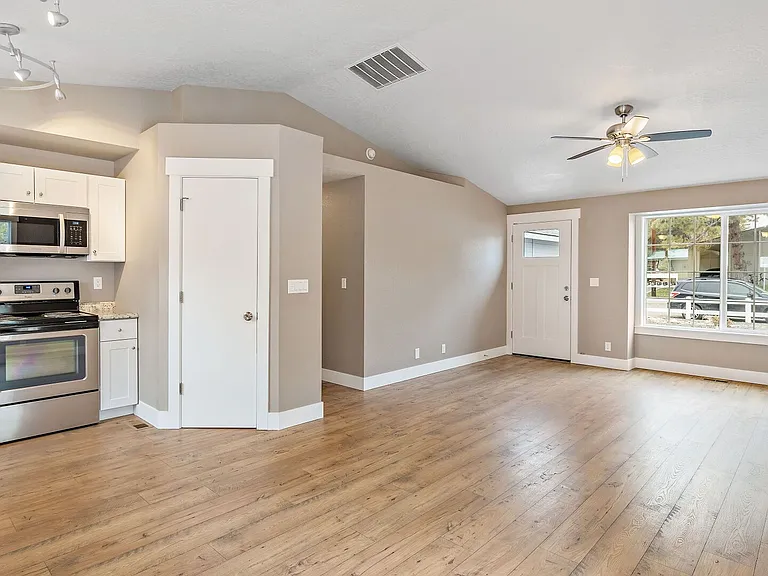 2911 W Pleasanton Ave — Photo 4