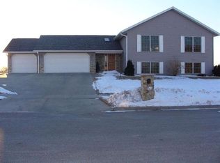 465 Crestview Dr, Reedsburg, WI 53959
