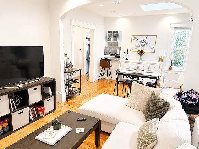 648 E 7th St #3 — Photo 2