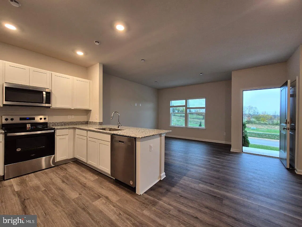 3 bed, 2.5 bath, 1526 sqft, $2,100 — Photo 1