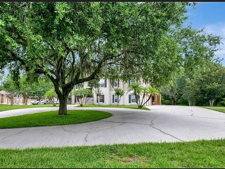 Circle driveway