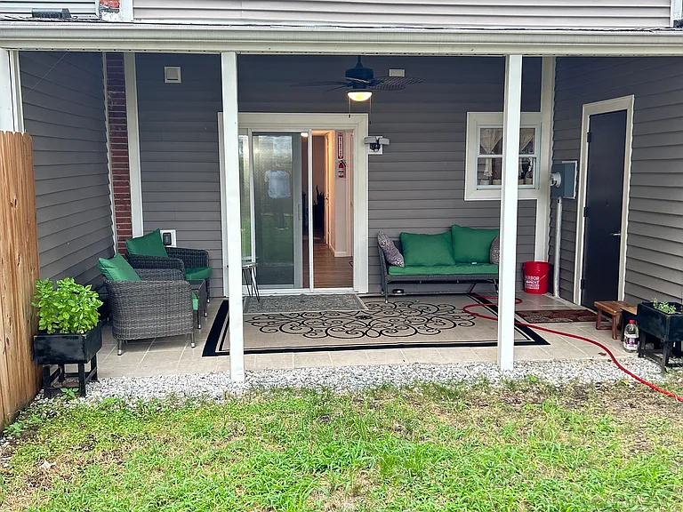 Manor Glenn Ct — Photo 3